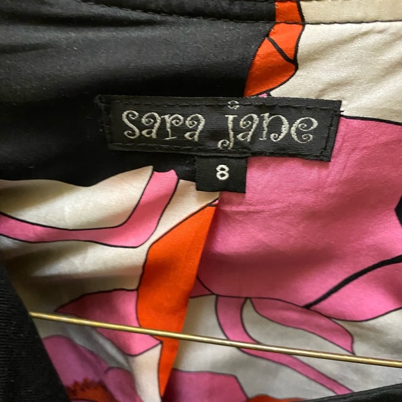 Detail black with accent pink, red coat - Picture 5 of 5